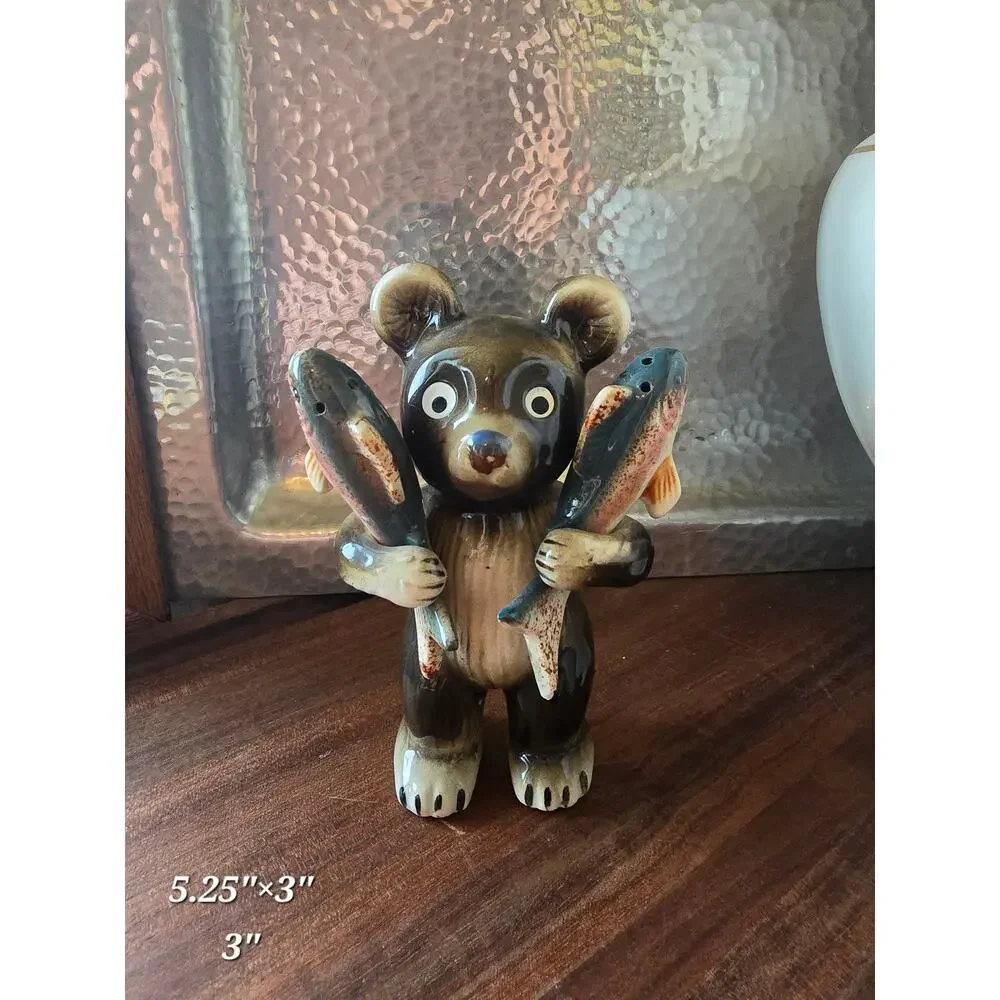 Vintage Victoria Ceramics Bear Holding Trout Salt Pepper Shakers Cabin‎ Woodland